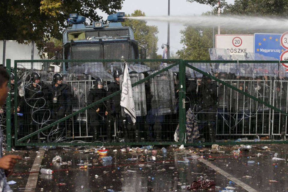Polícia húngara lança gás lacrimogêneo contra migrantes
