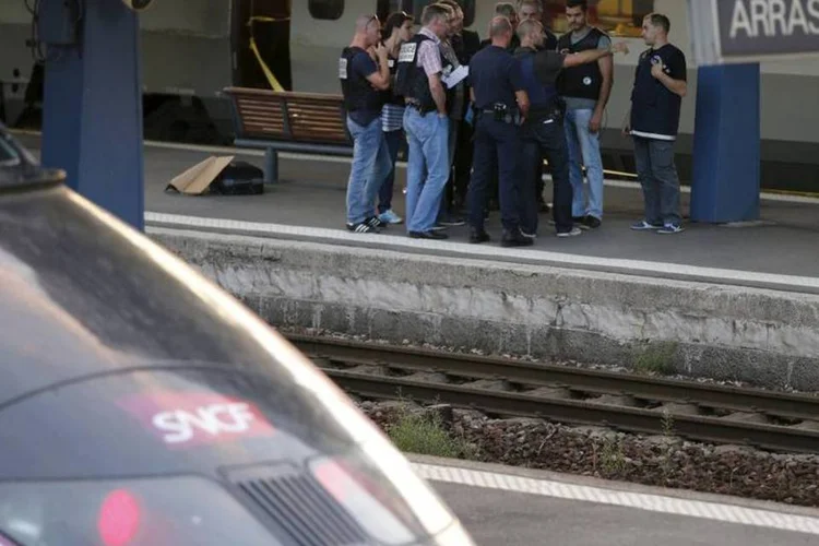 
	Pol&iacute;cia francesa busca evid&ecirc;ncias em plataforma de trem: o atirador, de 25 anos, j&aacute; havia sido condenado na Espanha duas vezes por infra&ccedil;&otilde;es de direito comum
 (REUTERS/Pascal Rossignol)