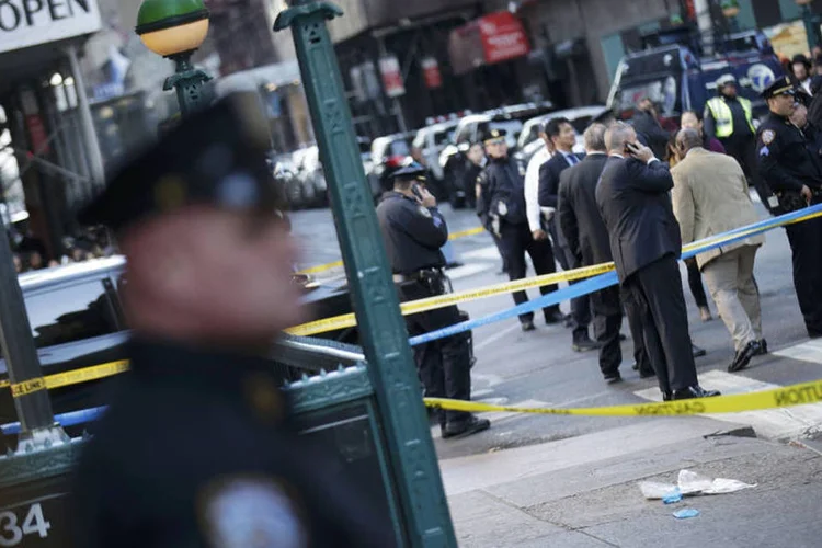 
	Pol&iacute;cia isola &aacute;rea de Manhattan em que aconteceu o tiroteio: investigadores n&atilde;o sabem o que gerou os tiros. A rede Fox News relatou que o incidente com tiros ocorreu em uma esta&ccedil;&atilde;o de metr&ocirc;
 (Brendan McDermid/ Reuters)