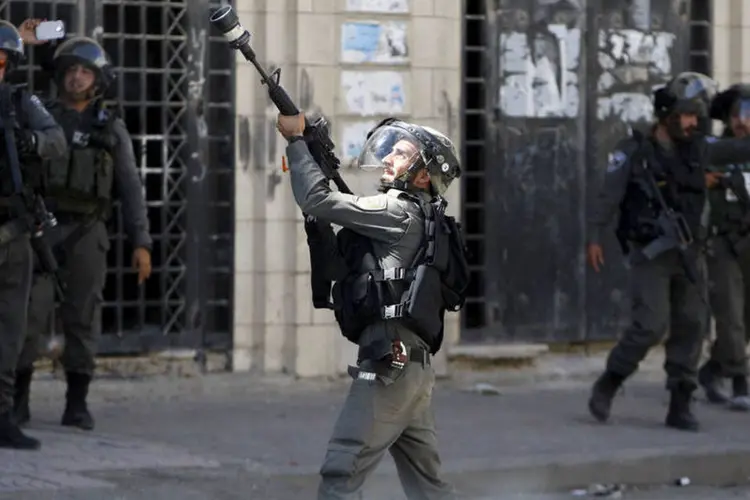 
	Pol&iacute;cia israelense em Hebron, na Palestina: a medida &eacute; tempor&aacute;ria enquanto se prolongar a investiga&ccedil;&atilde;o dos assassinatos
 (Reuters / Mussa Qawasma)