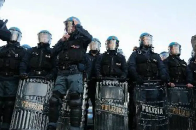 Policiais italianos: quase 40 pessoas foram detidas e dezenas de ações de busca e apreensão eram efetuadas (Marco Bertorello/AFP)