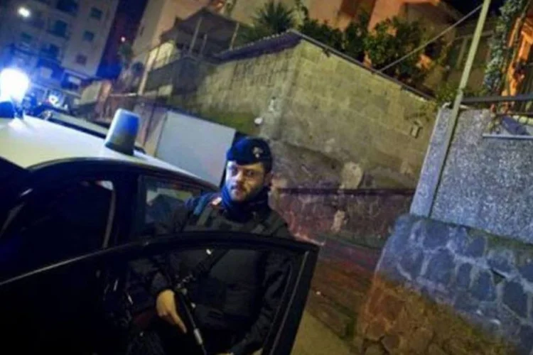 Policial italiano: 900 propiedades e diversos carros de luxo foram apreendidos (Carlo Hermann/AFP)