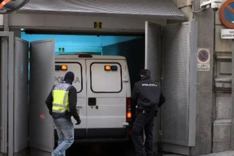 Um carro policial com suspeitos jihadistas é visto entrando na Audiência Nacional em Madri  (Dani Pozo/AFP)