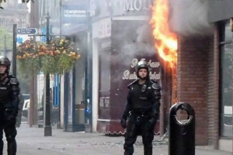 Polícia reprime vândalos em Manchester: mais de mil agentes intervieram nos 800 incidentes registrados no centro da cidade  (AFP)