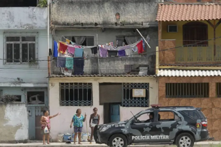 
	Policiais percorrem favela de Manguinhos fazendo vistorias: segundo Secretaria Municipal de Educa&ccedil;&atilde;o, o motivo do fechamento das unidades de ensino &eacute; a &ldquo;viol&ecirc;ncia&nbsp;no entorno&rdquo;
 (Tânia Rêgo/ABr)