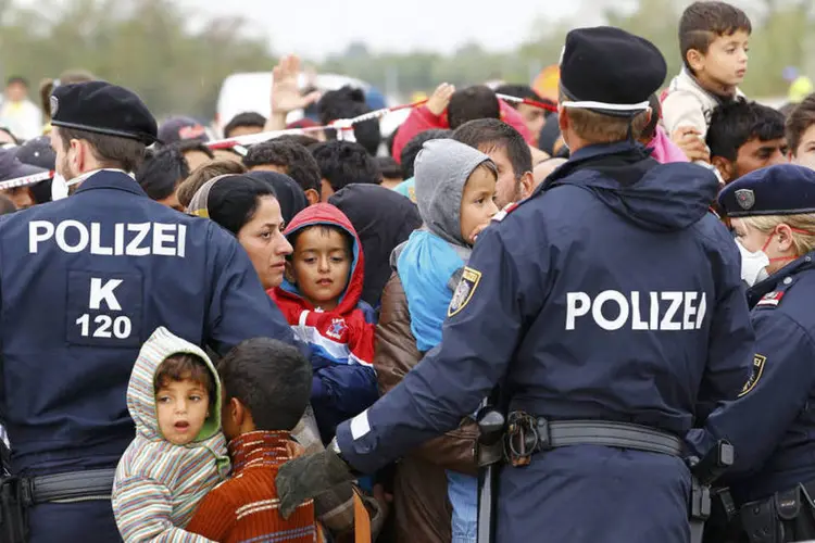 
	Pol&iacute;cia mant&eacute;m ordem entre refugiados na Alemanha: o Minist&eacute;rio alem&atilde;o de Interior reconheceu que as entradas di&aacute;rias oscilam entre 1,5 mil e 3 mil pessoas
 (Reuters / Leonhard Foeger)