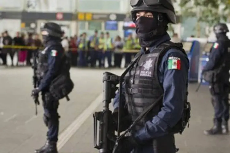 Oficiais da Polícia Federal mexicana diante do aeroporto de Benito Juárez
 (Alfredo Estrella/AFP)