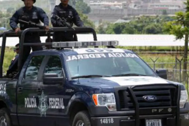 Integrantes da Polícia Federal Mexicana: pessoas libertadas declararam que estavam nesta situação há quinze dias (Héctor Guerrero/AFP)