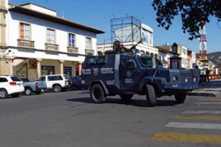 Polícia Federal patrulha ruas de Apatzingán, no México: operação terminou com a detenção de 14 suspeitos (Hector Guerrero/AFP)