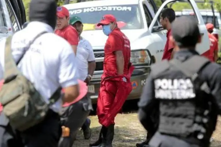 Polícia mexicana chega ao local onde estariam os corpos de estudantes executados (Pedro Pardo/AFP)