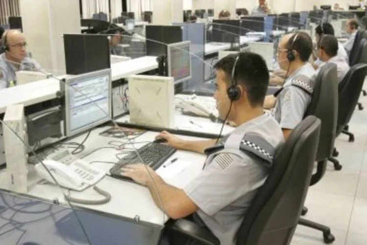 Policiais militares no centro de atendimento do serviço 190 do Copom (.)
