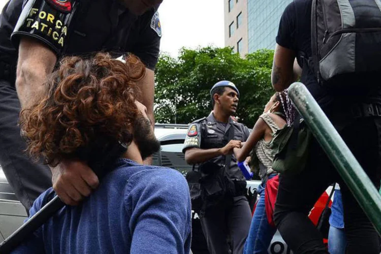 
	Viol&ecirc;ncia policial: apontaram o porte de armas de fogo, o n&uacute;mero desproporcional de policiais e o fato de que muitos n&atilde;o portavam identifica&ccedil;&atilde;o
 (Rovena Rosa / Agência Brasil)