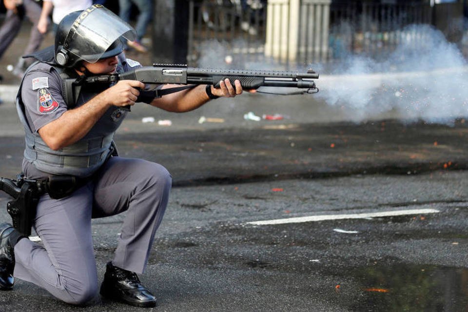 Polícia joga bombas contra manifestantes do MTST em SP
