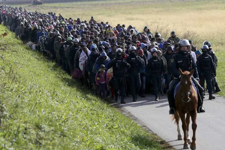 
	Pol&iacute;cia montada guia fluxo de refugiados: refugiados de Afeganist&atilde;o, S&iacute;ria e Iraque denunciaram extors&atilde;o, roubo, viol&ecirc;ncia, amea&ccedil;as de deporta&ccedil;&atilde;o e ataques de c&atilde;es da pol&iacute;cia
 (Reuters / Srdjan Zivulovic)