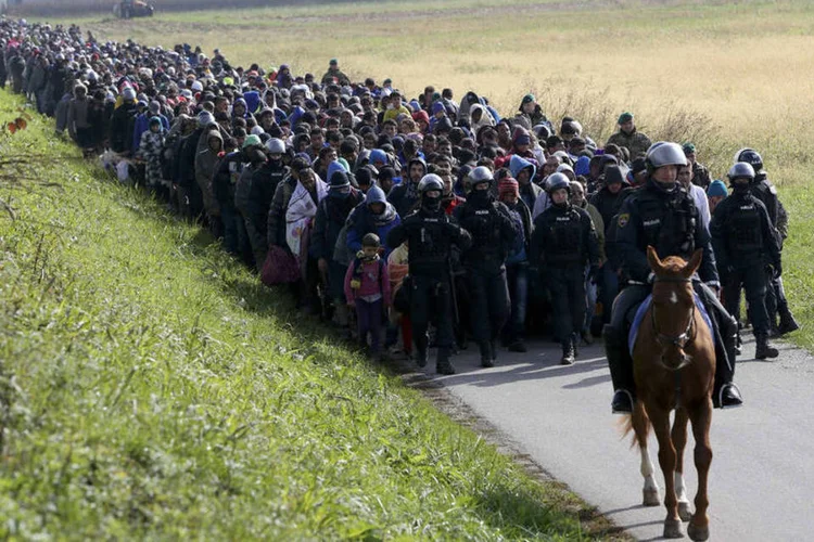 
	Pol&iacute;cia montada guia fluxo de refugiados na Eslov&ecirc;nia: de acordo com a lei atual, o Ex&eacute;rcito s&oacute; pode prestar apoio log&iacute;stico e t&eacute;cnico
 (Reuters / Srdjan Zivulovic)