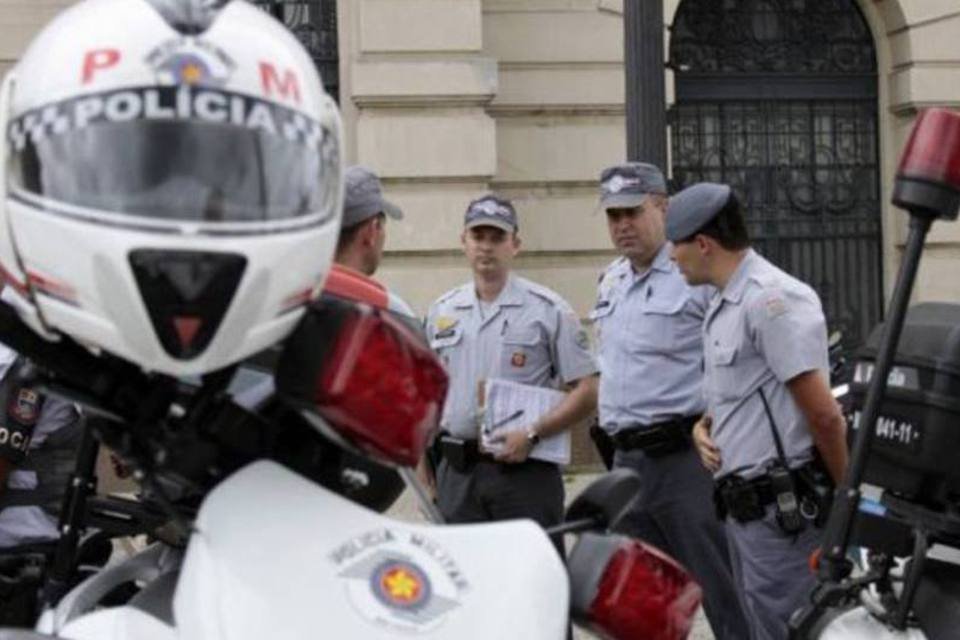 PMs protestam em frente à Assembleia Legislativa de SP