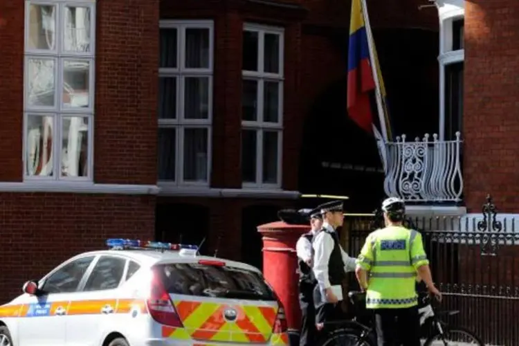 Polícia na frente da embaixada do Equador, onde está Julian Assange, que fugiu da prisão domiciliar (Paul Hackett/Reuters)