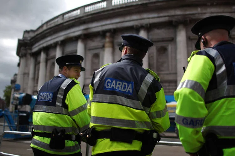 
	Seguran&ccedil;a: as autoridades impediram que um pequeno n&uacute;mero de indiv&iacute;duos sa&iacute;ssem da Irlanda para se unir &agrave; jihad no exterior
 (Polícia reforça segurança na frente do Banco da Irlanda onde Obama dará discurso em Dublin, Irlanda, dia 22/05/2011)