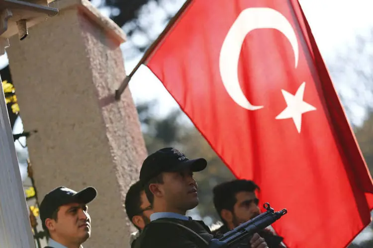 
	Pol&iacute;cia na Turquia: imprensa turca informou que os oito suspeitos queriam chegar &agrave; Alemanha se fazendo passar por refugiados
 (Murad Sezer / Reuters)
