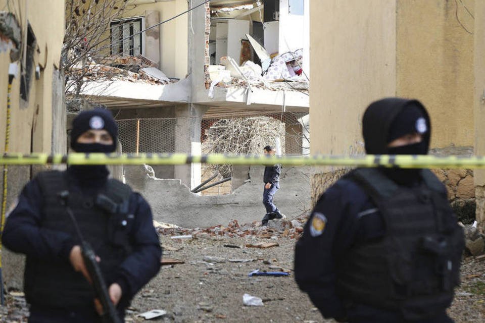 Explosão de bomba do PKK mata três policiais turcos