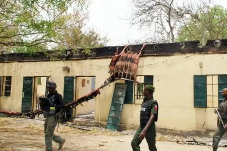 
	Policiais buscam alunas sequestradas pelo Boko Haran: pelo menos oito pessoas foram mortas e 135 raptadas
 (AFP/Arquivos)