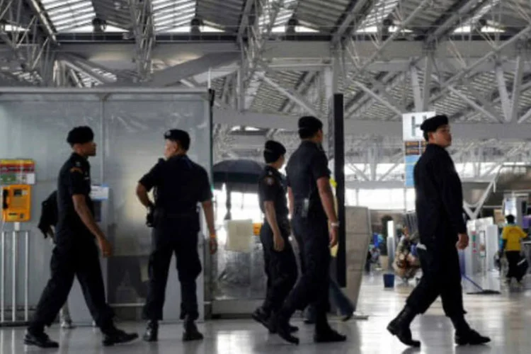 
	Pol&iacute;cia no aeroporto de Bangcoc: a chinesa tentou pegar um voo no aeroporto de Bangcoc, mas a pol&iacute;cia a deteve antes e ela passou por opera&ccedil;&atilde;o
 (AFP / Hoang Dinh Nam)