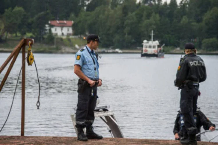 
	Noruega: uma fotografia provocou coment&aacute;rios sarc&aacute;sticos na internet em raz&atilde;o da aus&ecirc;ncia de colete salva-vidas, exigida pela lei para barcos com mais de 8 metros
 (AFP)