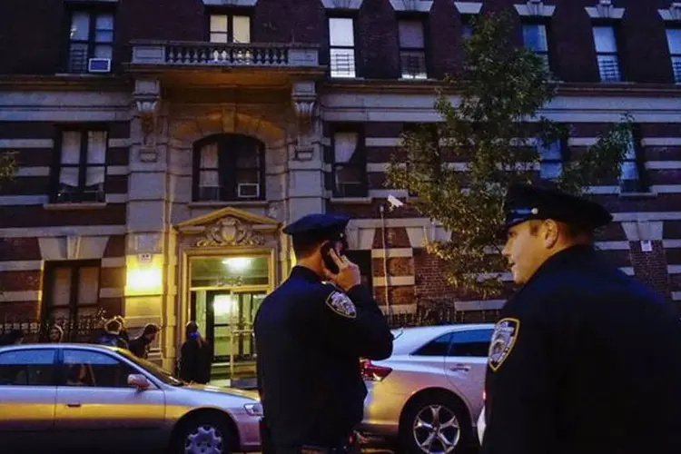 Policiais protegem o prédio onde o doutor Craig Spencer mora em Nova York, nos Estados Unidos, na semana passada (Eduardo Munoz/Reuters)