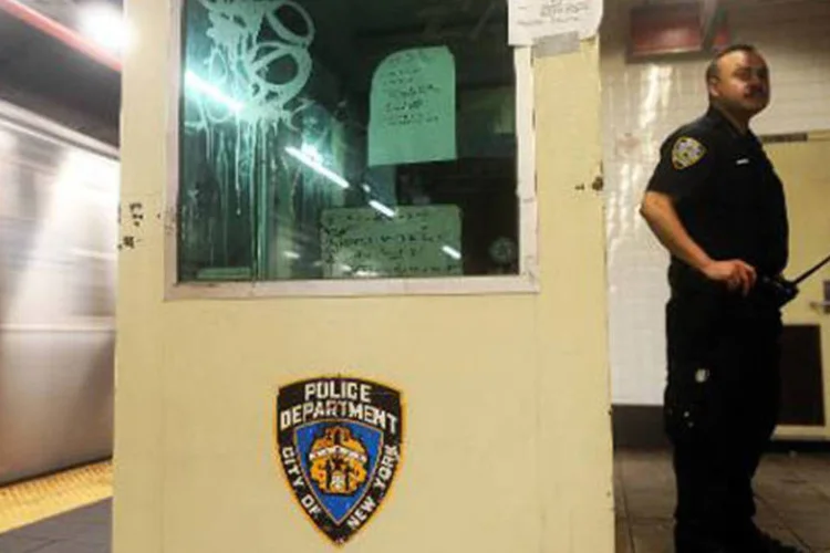 
	Policial &eacute; visto em esta&ccedil;&atilde;o no metr&ocirc; de Nova York
 (Jewel Samad/Reuters)