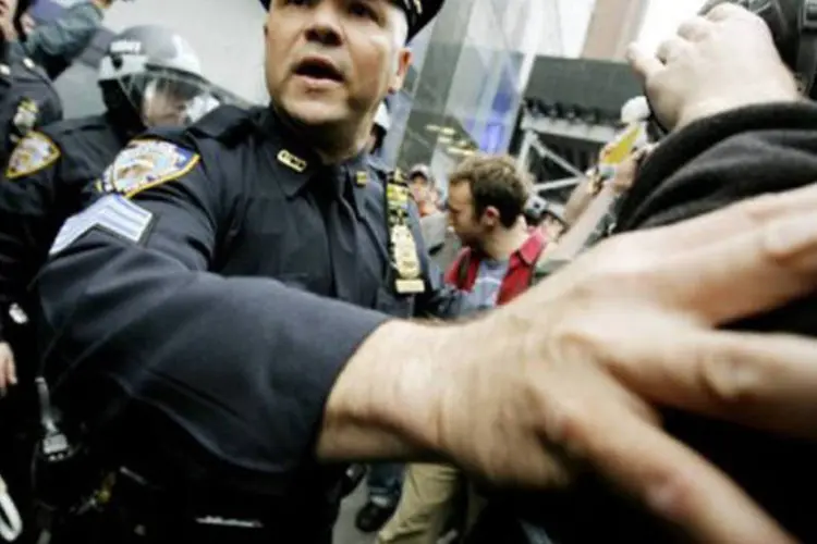 
	Policiais nova-iorquinos patrulham as ruas da cidade americana durante um protesto em 1&ordm; de maio de 2012:&nbsp;a pol&iacute;cia utilizou&nbsp;a pol&ecirc;mica pr&aacute;tica do &quot;parar e revistar&quot;&nbsp;685.000 vezes
 (Monika Graff/Getty Images/AFP)