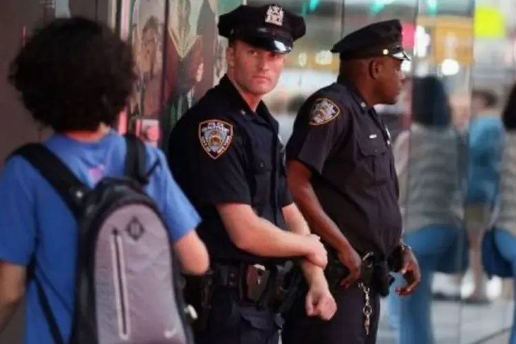 Policiais em Nova York: homem foi morto após ataques oficiais com um machado (Maleroux/AFP)