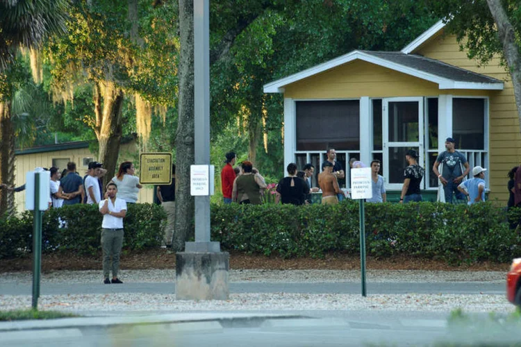 Polícia ouve testemunhas perto da boate Pulse em Orlando (REUTERS/Kevin Kolczynski)