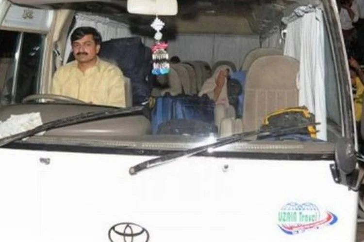 Polícia paquistanesa faz escolta de van carregando familiares de Bin Laden em Islamabad (Aamir Qureshi/AFP)