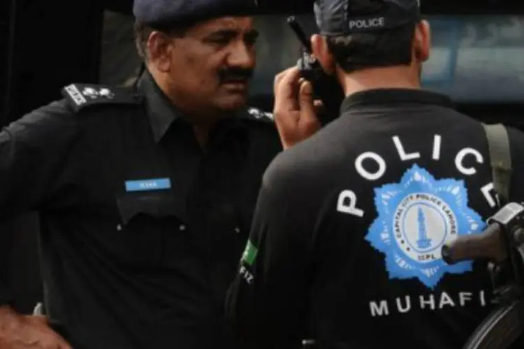 Policiais paquistaneses durante patrulha na cidade de Lahore: 13 pessoas morreram após a ingestão de um xarope contra tosse (©AFP/Arquivo / Thir Khan)