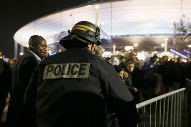 Policial controla pessoas em estádio francês após ataques em Paris (Gonazlo Fuentes/Reuters)