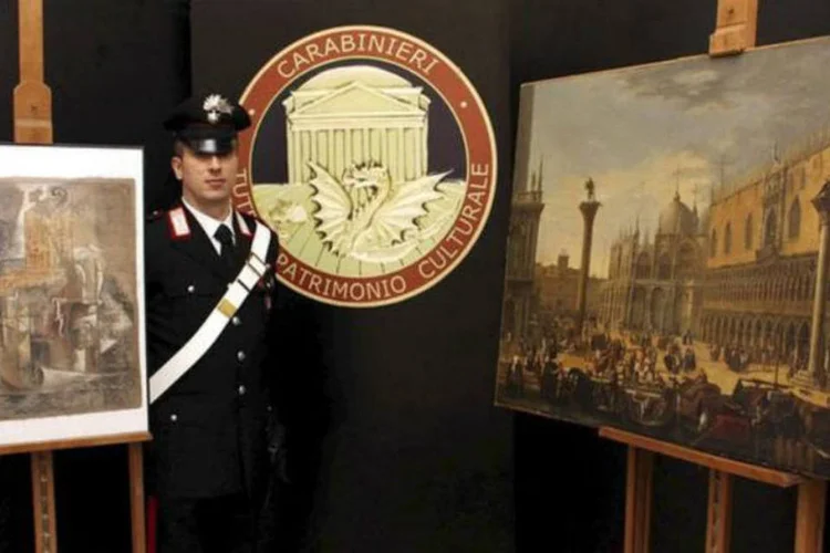 Policial italiano ao lado de quadro de Pablo Picasso “Violino e Garrafa sobre a Mesa” (esquerda) em Roma (Polícia da Itália/Divulgação via Reuters/Reuters)