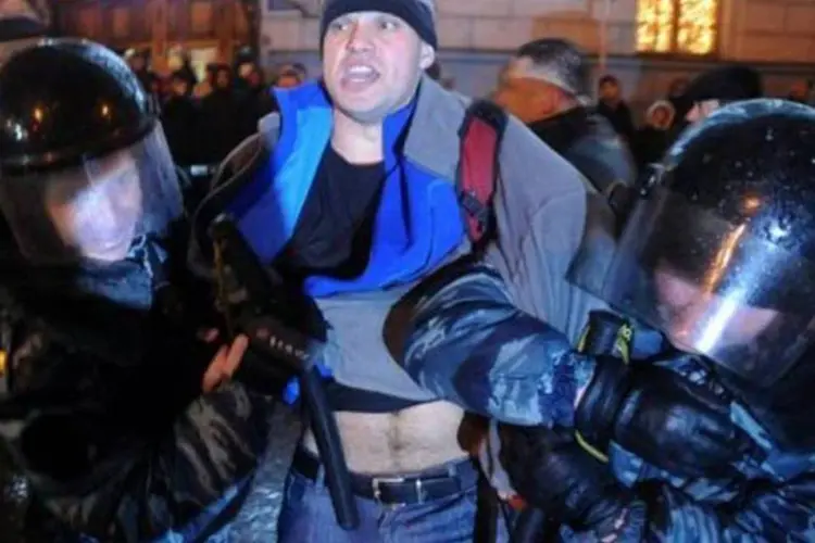 Policiais prendem um manifestante pró-oposição em Moscou (Andrey Smirnov/AFP)