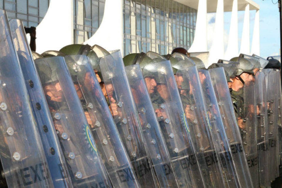 Petistas entram em confronto com manifestantes no Planalto