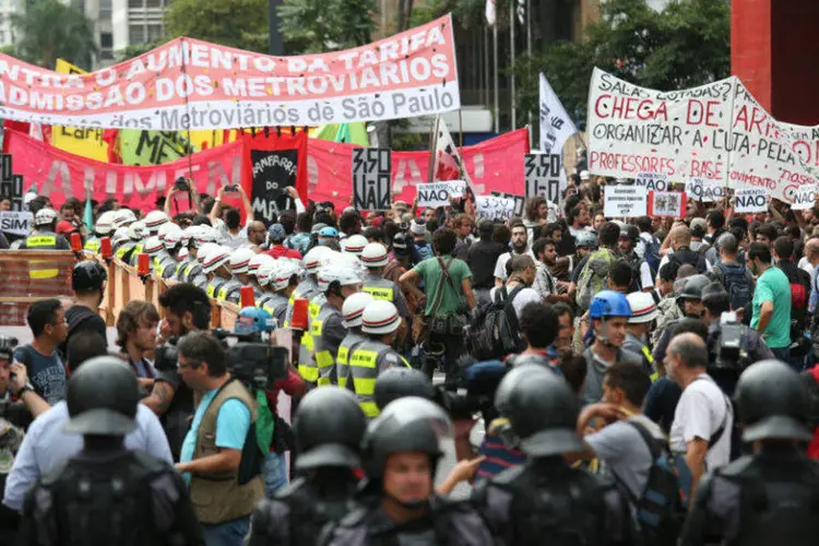Polícia Militar acompanha manifestantes durante 6º protesto contra o aumento das tarifas do transporte em SP ( Rafael Neddermeyer/ Fotos Públicas)