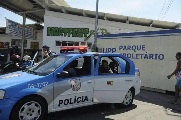 
	Rio de Janeiro: os acessos ao conjunto de favelas da Mar&eacute; foram bloqueados e militares das For&ccedil;as Armadas tamb&eacute;m est&atilde;o na regi&atilde;o
 (Tânia Rêgo/Agência Brasil)