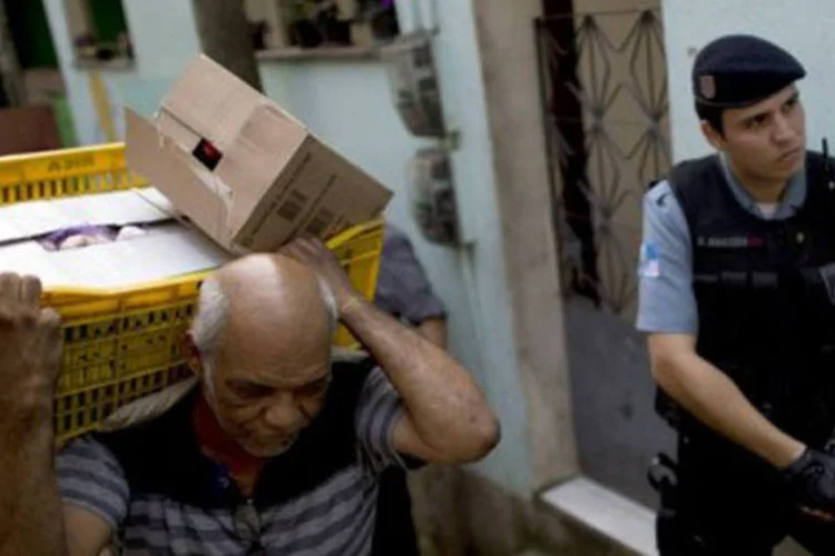 
	Policial faz patrulha na favela da Rocinha, no Rio de Janeiro: os PMs chegaram por volta das 10h30, em uma van da UPP, e n&atilde;o conversaram com a imprensa.
 (Christophe Simon/AFP)