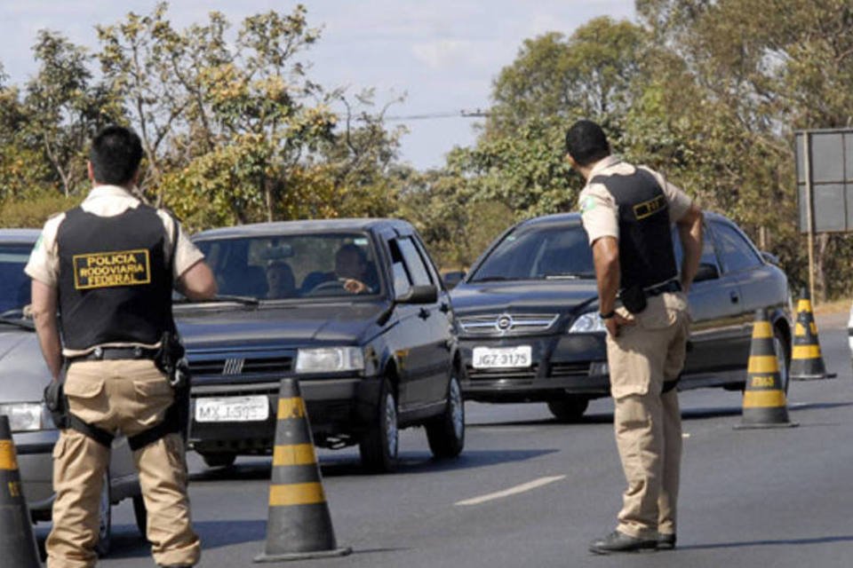 PRF flagra suspeitos com mais de R$ 850 mil em carro na Dutra