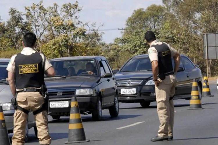 
	Pol&iacute;cia Rodovi&aacute;ria Federal: o tr&aacute;fego de pedestres pelas rodovias nos feriados foi o segundo maior fator de acidentes com morte no carnaval passado, deixando 86 pessoas feridas e 24 mortos.
 (Wikimedia Commons)