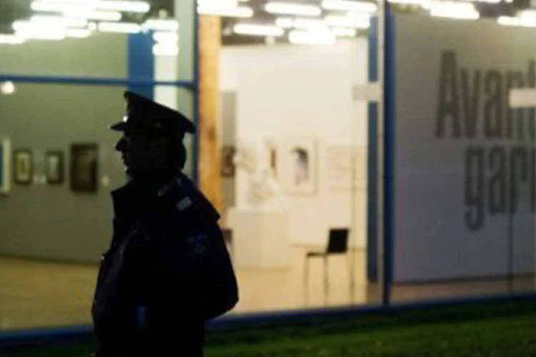 Polícia monta guarda após invasão no museu Kunsthal de Roterdã
 (Robin Utrecht/AFP)