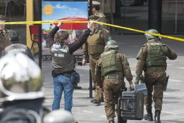 Polícia chega até estação de metrô Escola Militar, em Santiago, após forte explosão (Sergio Pina/AFP)