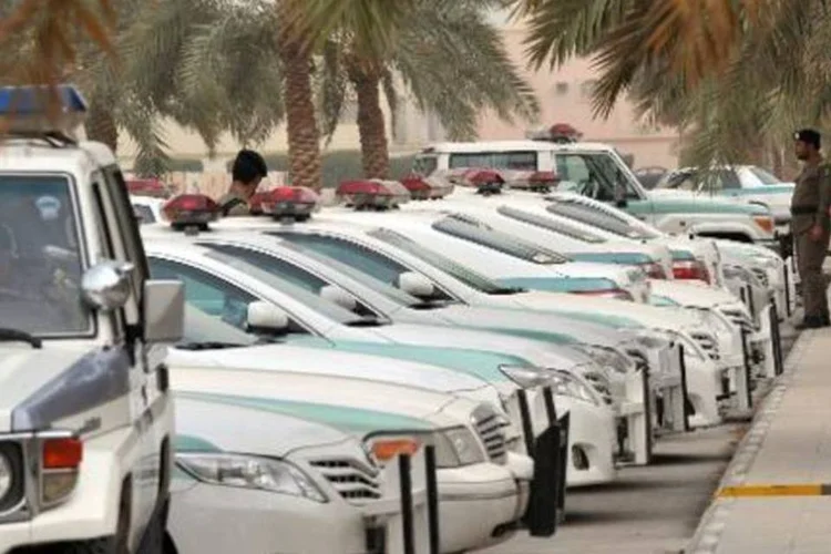 Viaturas da Polícia saudita em frente à mesquita Al-Rajhi, em Riad: agentes foram hospitalizados e que estado de saúde é estável (Fayez Nureldine/AFP)