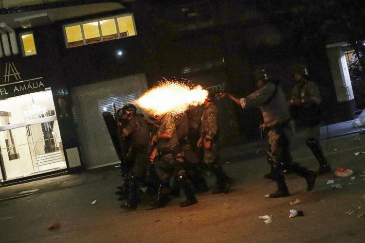 
	Policiais atiram bombas de g&aacute;s durante protesto contra o aumento da tarifa de &ocirc;nibus em SP
 (Nacho Doce/Reuters)