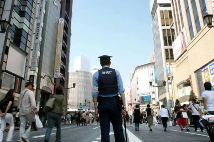 
	Pol&iacute;cia em rua de T&oacute;quio, no Jap&atilde;o: aquecimento acentuado nos &uacute;ltimos dias
 (Kiyoshi Ota/Getty Images)