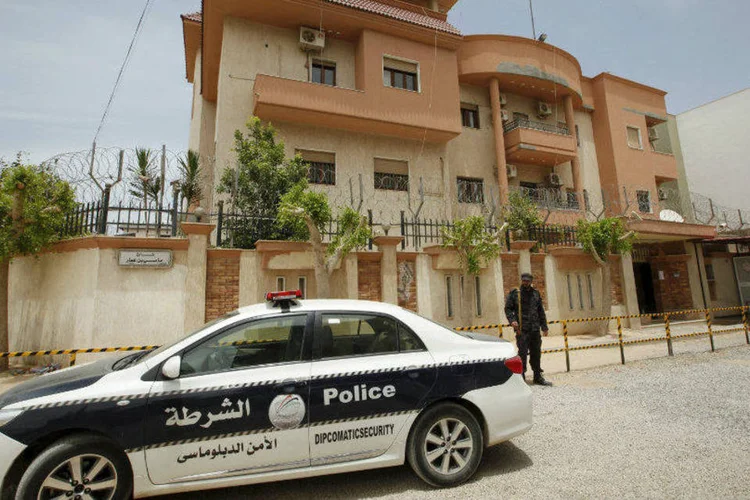 
	Carro de pol&iacute;cia &eacute; visto em rua da Tun&iacute;sia: as recomenda&ccedil;&otilde;es foram feitas um dia depois de o Reino Unido ter divulgado um alerta no mesmo sentido
 (Ismail Zitouny/Reuters)