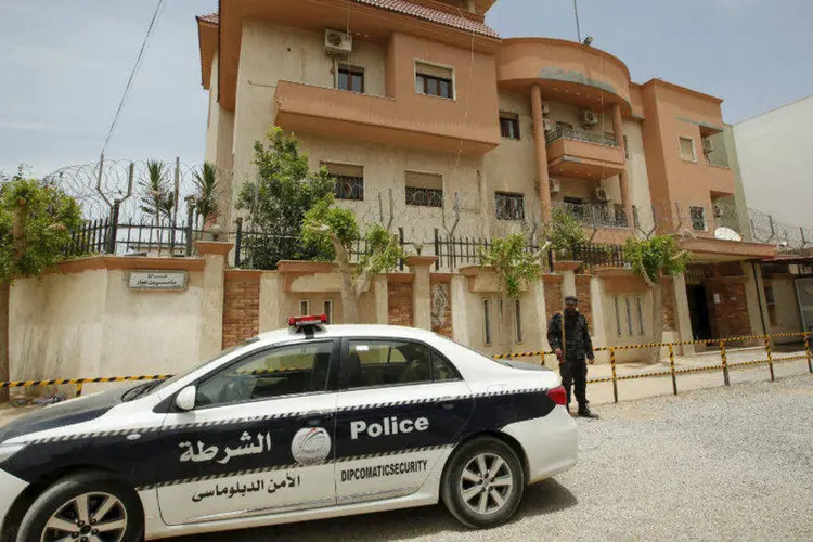 Carro de polícia é visto em rua da Tunísia: ataque deixou pelo menos 37 mortos e 36 feridos (Ismail Zitouny/Reuters)